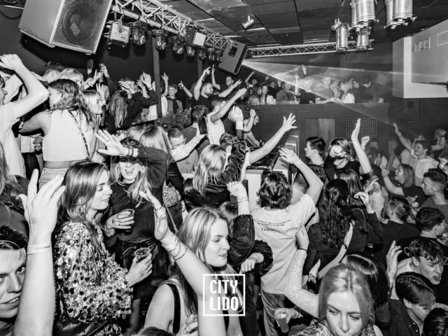 Kelder DJ Booth Feest